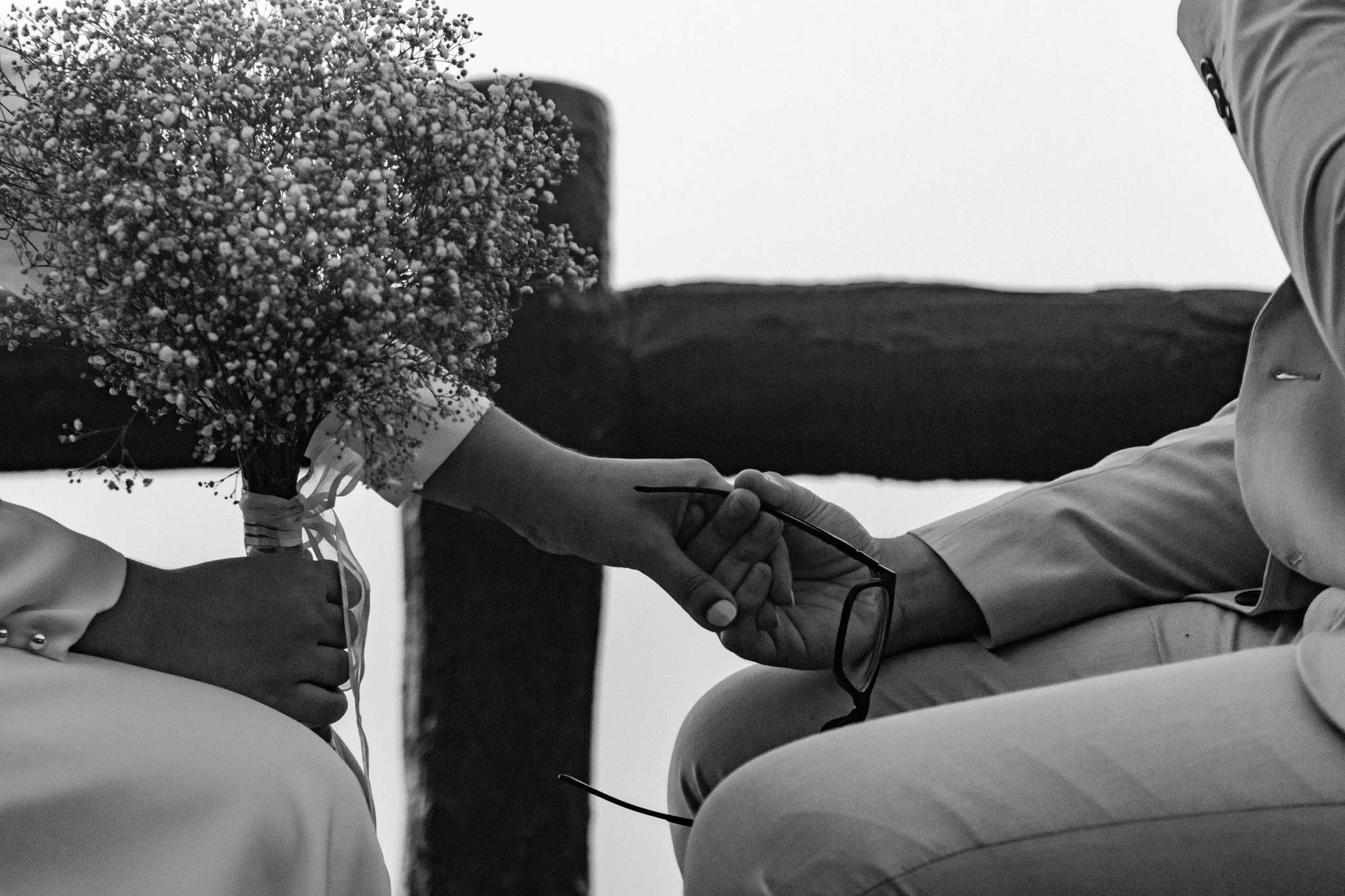 Fotografía romántica de boda en Caracas Fotografía de novios tomados de la mano durante su boda en caracas