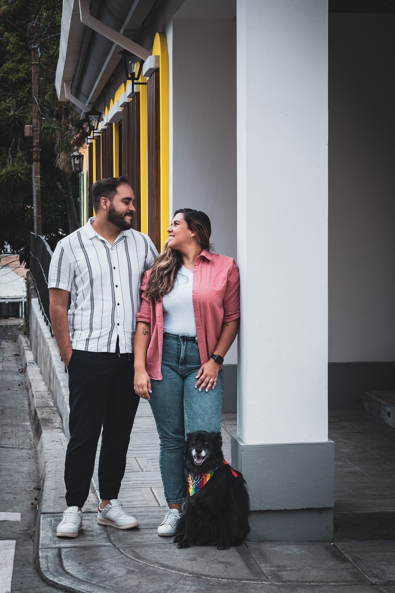 Fotografía de una pareja y su mascota Fotografía de una pareja y su mascota