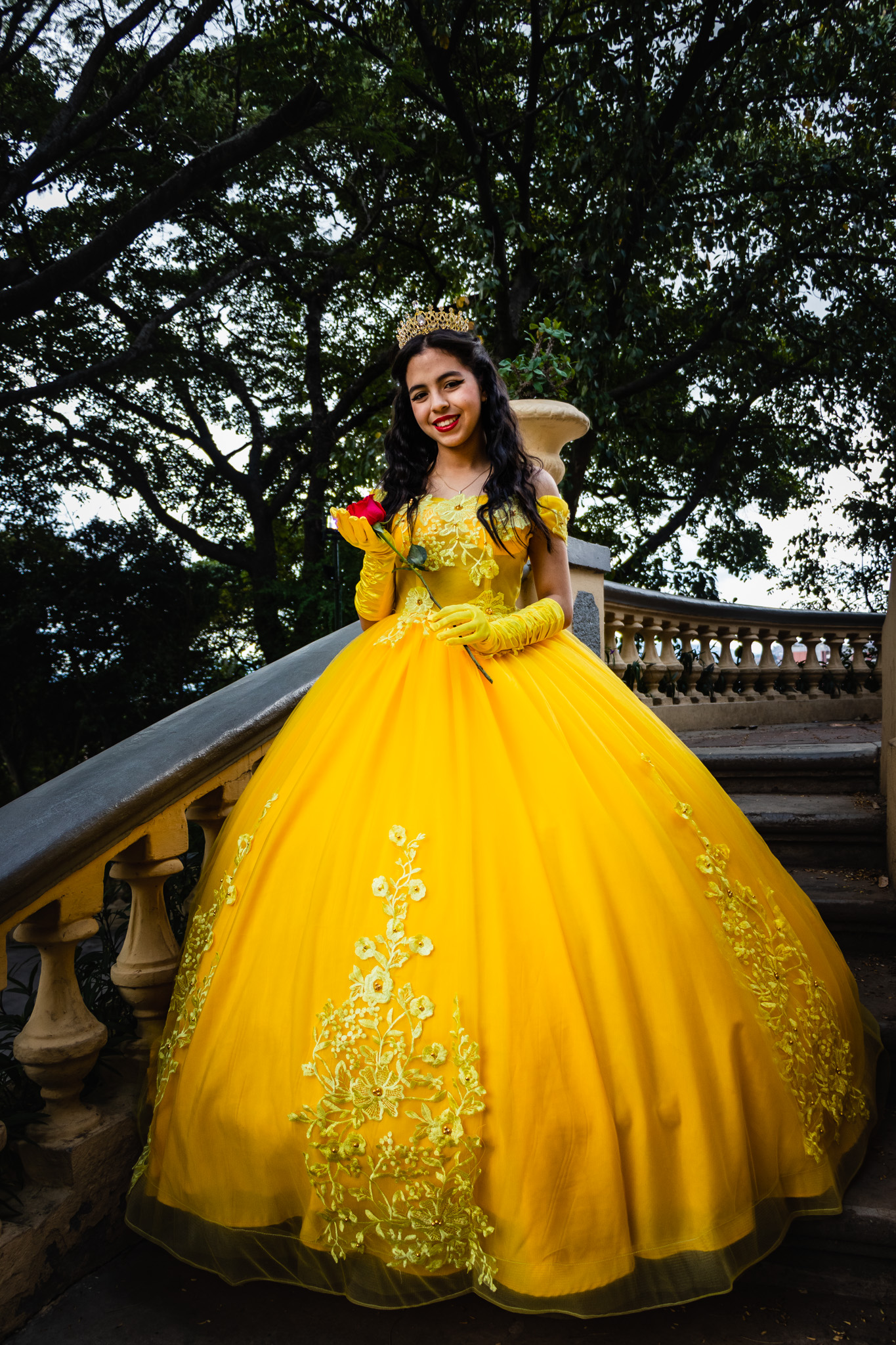 Fotografía de quinceañera con vestido amarillo de bella en Caracas Fotografía de quinceañera con vestido amarillo de bella en Caracas